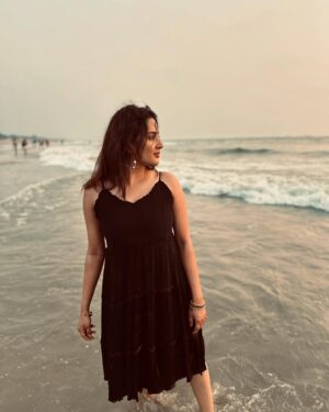 Aditi Ravi Instagram - only U🌊& I 🖤 

@trekke_travel_ 
@njstays_ 

@_her_day__ 

#instalove #sea #baga