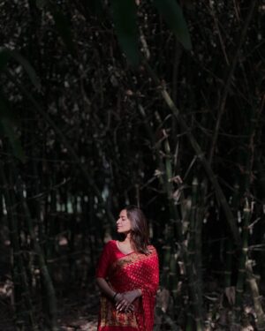 Aditi Singh Khatri Instagram - Be the dil par haath rakh ke “haaye” to my saree look 😚

📸 @viratography_ @o_safarrnama