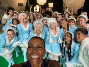 Adjoa Andoh Instagram - Huge love and thanks to my werkin’ it MAGICAL✨ team!! and our beautiful legendary director Dave Meyers

@Davemeyers
@Jujupr_publicist
@annahcstyle
@roryandrew 
@alesha_l_williams
@kim_lareau_
@Schmak_in_films

#MakeMagic @bootsuk #ad