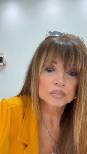 Adriana Salgueiro Instagram - TODO EL PROCESO , yo soy muy clásica pero me divirtió cambiar un poco . La culpa es de @vicky_._ayala  de @unas_blacvem_belgrano 😂😂😂😂