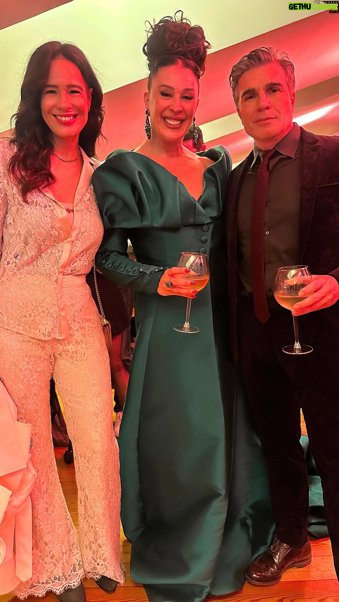 Adriane Garcia - 49 Likes - Ontem tive o privilégio de assistir à peça Menopausa, com a incrível @claudiaraia e o talentosíssimo @jarbashomemdemello .
Foi uma abordagem brilhante, leve e super divertida sobre um tema que ainda é tabu e que tantas mulheres enfrentam com dúvidas e receios.
Parabéns a @plano_6 @ana_rangel_p6 e à @wells_oficial @teatrotivolibbva por apoiarem esta causa tão importante! A arte, mais uma vez, provou seu poder de transformar, informar e inspirar. #menopausa