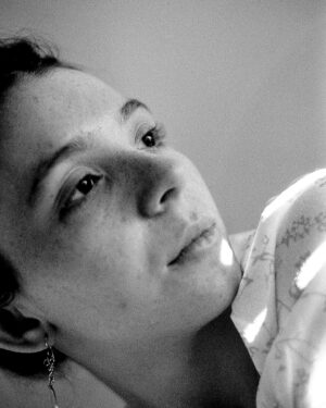 Agustina Cabo Instagram - Hoy me reencontré con estas fotos que sacó @juliarussomartinez en 2022 y pienso que son un retrato muy fiel de quien fui. También pienso que si algún día tengo nietos ojalá les muestren estas fotos. Gracias @juliarussomartinez ❤️