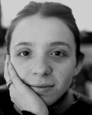Agustina Cabo Instagram - Hoy me reencontré con estas fotos que sacó @juliarussomartinez en 2022 y pienso que son un retrato muy fiel de quien fui. También pienso que si algún día tengo nietos ojalá les muestren estas fotos. Gracias @juliarussomartinez ❤️