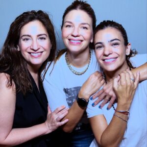 Agustina Cherri Instagram - 42 vueltas al sol, y mil abrazos.
Ayer en casa celebré con mis amigos y fue una noche que me sorprendió, no sabía si festejar o no, si iba a llover, quienes iban a poder venir, que íbamos a tomar mucho menos comer, organice todo a último momento, creyendo que sería un festejo muy tranquilo.
Resulta que todo se puso en marcha, @lafondiatta me armó en tiempo récord la mejor picada de mi vida.
Compre en @cerodosonce lo mejor para brindar y preparé mi casa con mis amigas y mi novio (Mucha vela por cierto! ) 
Y cuando me di cuenta todos estaban ahí. Disfrutamos, charlamos, comimos, bailamos y comimos tortas.
Una noche mágica.
Gracias a todos por venir.