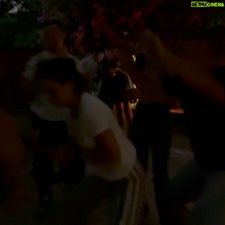 Agustina Cherri - 82.1K Likes - 42 vueltas al sol, y mil abrazos.
Ayer en casa celebré con mis amigos y fue una noche que me sorprendió, no sabía si festejar o no, si iba a llover, quienes iban a poder venir, que íbamos a tomar mucho menos comer, organice todo a último momento, creyendo que sería un festejo muy tranquilo.
Resulta que todo se puso en marcha, @lafondiatta me armó en tiempo récord la mejor picada de mi vida.
Compre en @cerodosonce lo mejor para brindar y preparé mi casa con mis amigas y mi novio (Mucha vela por cierto! )
Y cuando me di cuenta todos estaban ahí. Disfrutamos, charlamos, comimos, bailamos y comimos tortas.
Una noche mágica.
Gracias a todos por venir.