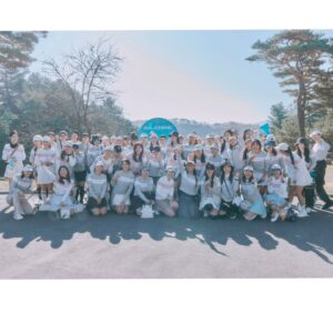 Ahn Hyun-mo Instagram - Gloire Days 1st Tee-off ⛳️

새로워진 #테일러메이드 #올뉴글로리 의 탄생과 함께 
여성 골퍼들을 위한 커뮤니티 #글로리데이즈 가 발족했어요~!
아름다운 가을날 회원 약60명이 모여 발대식을 가졌답니다.
덕분에 하나같이 프로페셔널하고 스타일리쉬한 친구/언니/동생들과 
원없이 즐겁고 활기찬 하루를 보내고 왔네요 🩵
일정 때문에 자고 오지 못한게 어찌나 아쉬웠는지 ㅜㅜ
앞으로도 글로리한 나날들을 함께하고 싶은 분들은 
#네이버 #카페 <글로리데이즈> 로 들어오세요~!
