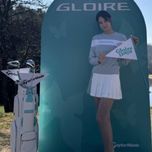 Ahn Hyun-mo Instagram - Gloire Days 1st Tee-off ⛳️

새로워진 #테일러메이드 #올뉴글로리 의 탄생과 함께 
여성 골퍼들을 위한 커뮤니티 #글로리데이즈 가 발족했어요~!
아름다운 가을날 회원 약60명이 모여 발대식을 가졌답니다.
덕분에 하나같이 프로페셔널하고 스타일리쉬한 친구/언니/동생들과 
원없이 즐겁고 활기찬 하루를 보내고 왔네요 🩵
일정 때문에 자고 오지 못한게 어찌나 아쉬웠는지 ㅜㅜ
앞으로도 글로리한 나날들을 함께하고 싶은 분들은 
#네이버 #카페 <글로리데이즈> 로 들어오세요~!