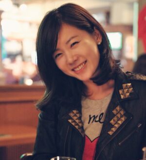 Ahn Sun-Young Instagram - <2013의 나 vs 2025년의 나 >

세상을 다 아는 줄 알았던 철없던 30대의 (당시기준) ”골드미스“ 는 이제 50대에 접어든 ” 뉴 그레이“가 되었습니다. 

지난밤도 생방으로 하루를 넘기며,  지치고 힘든 순간에도, 늘 ”생방에 맞추어“ ”감정을 조절하는 “ ”감정이 태도가 되지않는 삶”을 25년 살아낼수 있었던것이 이렇게나 내 삶에 큰 도움이 되어줄줄 알았다면, 매순간, 매 방송 더 감사하고 즐기듯 할껄. 
이라고 생각했어요. 

이젠 먹는것도, 입는것도, 걷는것도 , 생각하는 것도, #선택과집중 이 필수니까. 

연휴동안 하두 막먹어서, 오늘부터 다시 #cleaneating 갑니다. 

#메디슨벨마시는샐러드 한포 공복에 타마시고 10분있다 식사하는 습관 가져보기로🙌🏻
Thank you @minlee0880 

연휴끝 출근하니 책상위에 이런 서프라이즈가❤️
@sue_maeng 감사합니다 :) 

<이전과는 완벽히 다르게 살아갈거예요. 
이미 인생의 전반전이 끝나고 후반전 시작이니까. 
두고 보아 주세요 :) >