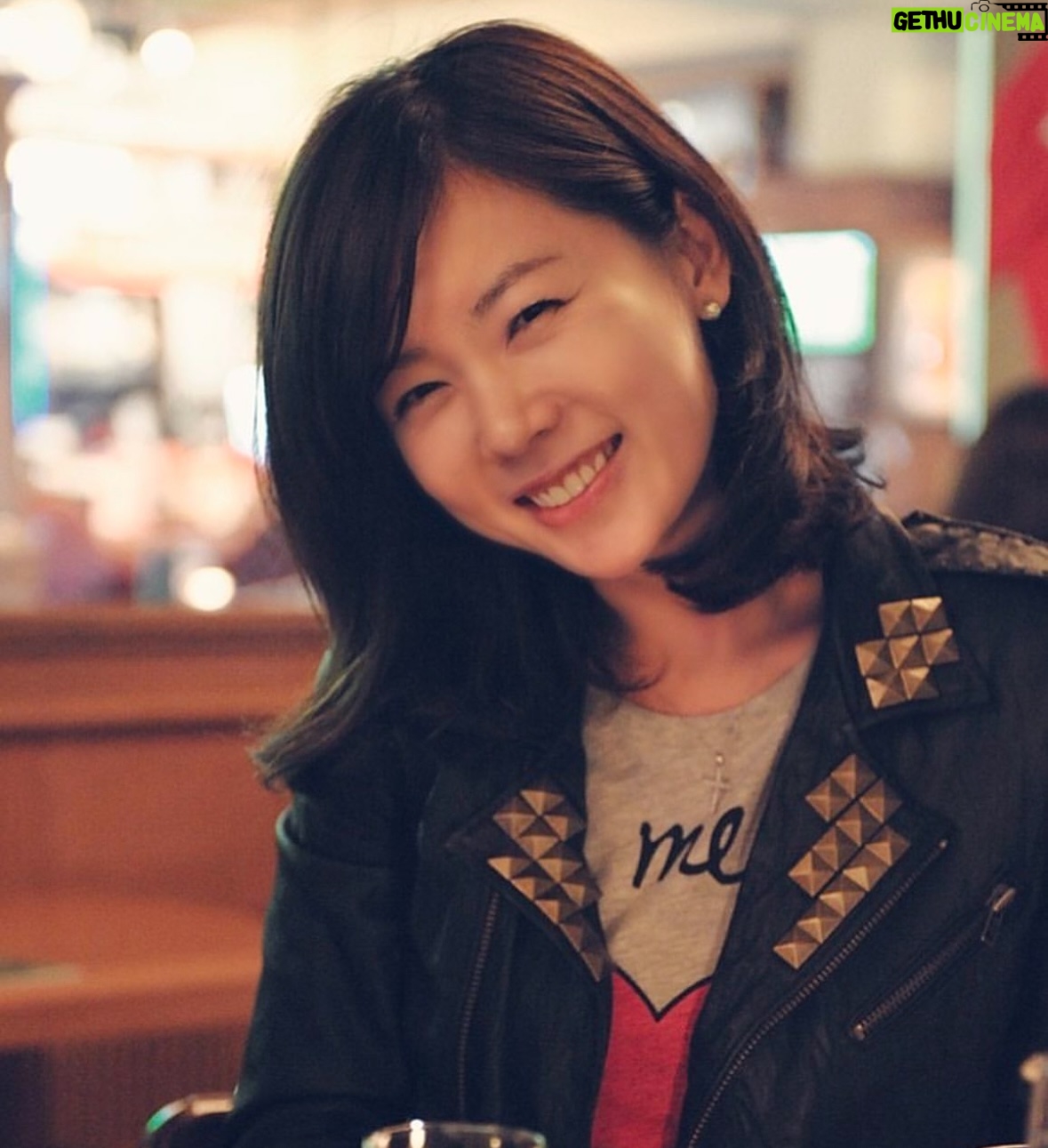 Ahn Sun-Young - 714 Likes - <2013의 나 vs 2025년의 나 >
세상을 다 아는 줄 알았던 철없던 30대의 (당시기준) ”골드미스“ 는 이제 50대에 접어든 ” 뉴 그레이“가 되었습니다.
지난밤도 생방으로 하루를 넘기며, 지치고 힘든 순간에도, 늘 ”생방에 맞추어“ ”감정을 조절하는 “ ”감정이 태도가 되지않는 삶”을 25년 살아낼수 있었던것이 이렇게나 내 삶에 큰 도움이 되어줄줄 알았다면, 매순간, 매 방송 더 감사하고 즐기듯 할껄.
이라고 생각했어요.
이젠 먹는것도, 입는것도, 걷는것도 , 생각하는 것도, #선택과집중 이 필수니까.
연휴동안 하두 막먹어서, 오늘부터 다시 #cleaneating 갑니다.
#메디슨벨마시는샐러드 한포 공복에 타마시고 10분있다 식사하는 습관 가져보기로🙌🏻
Thank you @minlee0880
연휴끝 출근하니 책상위에 이런 서프라이즈가❤️
@sue_maeng 감사합니다 :)
<이전과는 완벽히 다르게 살아갈거예요.
이미 인생의 전반전이 끝나고 후반전 시작이니까.
두고 보아 주세요 :) >