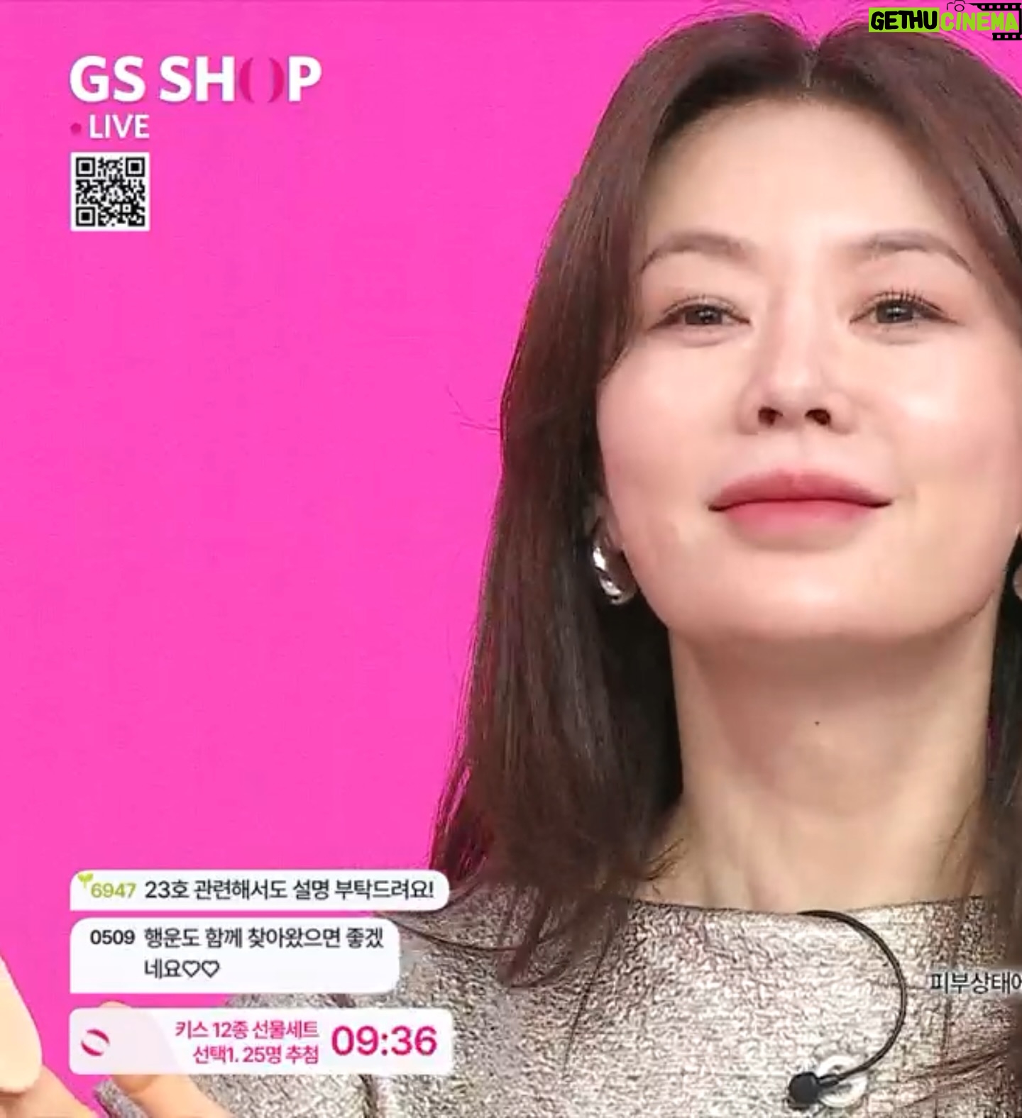 Ahn Sun-Young - 714 Likes - <2013의 나 vs 2025년의 나 >
세상을 다 아는 줄 알았던 철없던 30대의 (당시기준) ”골드미스“ 는 이제 50대에 접어든 ” 뉴 그레이“가 되었습니다.
지난밤도 생방으로 하루를 넘기며, 지치고 힘든 순간에도, 늘 ”생방에 맞추어“ ”감정을 조절하는 “ ”감정이 태도가 되지않는 삶”을 25년 살아낼수 있었던것이 이렇게나 내 삶에 큰 도움이 되어줄줄 알았다면, 매순간, 매 방송 더 감사하고 즐기듯 할껄.
이라고 생각했어요.
이젠 먹는것도, 입는것도, 걷는것도 , 생각하는 것도, #선택과집중 이 필수니까.
연휴동안 하두 막먹어서, 오늘부터 다시 #cleaneating 갑니다.
#메디슨벨마시는샐러드 한포 공복에 타마시고 10분있다 식사하는 습관 가져보기로🙌🏻
Thank you @minlee0880
연휴끝 출근하니 책상위에 이런 서프라이즈가❤️
@sue_maeng 감사합니다 :)
<이전과는 완벽히 다르게 살아갈거예요.
이미 인생의 전반전이 끝나고 후반전 시작이니까.
두고 보아 주세요 :) >