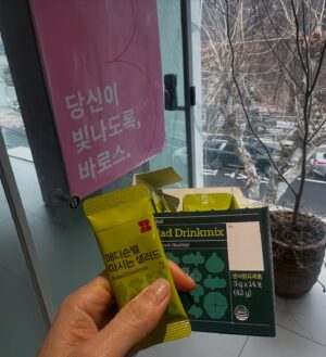Ahn Sun-Young Instagram - <2013의 나 vs 2025년의 나 >

세상을 다 아는 줄 알았던 철없던 30대의 (당시기준) ”골드미스“ 는 이제 50대에 접어든 ” 뉴 그레이“가 되었습니다. 

지난밤도 생방으로 하루를 넘기며,  지치고 힘든 순간에도, 늘 ”생방에 맞추어“ ”감정을 조절하는 “ ”감정이 태도가 되지않는 삶”을 25년 살아낼수 있었던것이 이렇게나 내 삶에 큰 도움이 되어줄줄 알았다면, 매순간, 매 방송 더 감사하고 즐기듯 할껄. 
이라고 생각했어요. 

이젠 먹는것도, 입는것도, 걷는것도 , 생각하는 것도, #선택과집중 이 필수니까. 

연휴동안 하두 막먹어서, 오늘부터 다시 #cleaneating 갑니다. 

#메디슨벨마시는샐러드 한포 공복에 타마시고 10분있다 식사하는 습관 가져보기로🙌🏻
Thank you @minlee0880 

연휴끝 출근하니 책상위에 이런 서프라이즈가❤️
@sue_maeng 감사합니다 :) 

<이전과는 완벽히 다르게 살아갈거예요. 
이미 인생의 전반전이 끝나고 후반전 시작이니까. 
두고 보아 주세요 :) >