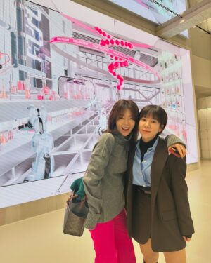 Ahn Sun-Young Instagram - 1)2)오늘 왠지 핫핑크가 땡기더라🩷
(행사장 인테리어랑 깔맞춤 😂) 

3) #송태석작가 @st_xtx 의 #mysmile😊 달항아리전시 in @barosavenue 잘 마무리되었습니다. 지금 다른 전시장에서도 전부 
#soldout 행렬이라니 누나로써 팬으로써 뿌듯합니다💛

4)오동통한 내 너구리 @baro_seo 손😍

5) 태어나 먹어본 중에 제일 시원하고 아삭아삭한
#전남구례오이🥒 from 은서아부지💚

5) 다들 클렌징제품 8-9개 쓰시죠? ㅎㅎㅎ
#클렌징에진심🙋🏻‍♀️

6) 사실 24년 넘게.. 뷰티상품 생방히고.. 또 업이다보니... 화장품 매년 수백개 뜯어보고 발라보고 지워보고 하면서도 신상 테스트할때 아직도 설레여요..
#코스메틱덕후🙋🏻‍♀️ #이게바로안선영