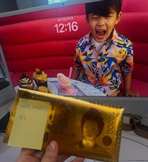 Ahn Sun-Young Instagram - <2013의 나 vs 2025년의 나 >

세상을 다 아는 줄 알았던 철없던 30대의 (당시기준) ”골드미스“ 는 이제 50대에 접어든 ” 뉴 그레이“가 되었습니다. 

지난밤도 생방으로 하루를 넘기며,  지치고 힘든 순간에도, 늘 ”생방에 맞추어“ ”감정을 조절하는 “ ”감정이 태도가 되지않는 삶”을 25년 살아낼수 있었던것이 이렇게나 내 삶에 큰 도움이 되어줄줄 알았다면, 매순간, 매 방송 더 감사하고 즐기듯 할껄. 
이라고 생각했어요. 

이젠 먹는것도, 입는것도, 걷는것도 , 생각하는 것도, #선택과집중 이 필수니까. 

연휴동안 하두 막먹어서, 오늘부터 다시 #cleaneating 갑니다. 

#메디슨벨마시는샐러드 한포 공복에 타마시고 10분있다 식사하는 습관 가져보기로🙌🏻
Thank you @minlee0880 

연휴끝 출근하니 책상위에 이런 서프라이즈가❤️
@sue_maeng 감사합니다 :) 

<이전과는 완벽히 다르게 살아갈거예요. 
이미 인생의 전반전이 끝나고 후반전 시작이니까. 
두고 보아 주세요 :) >