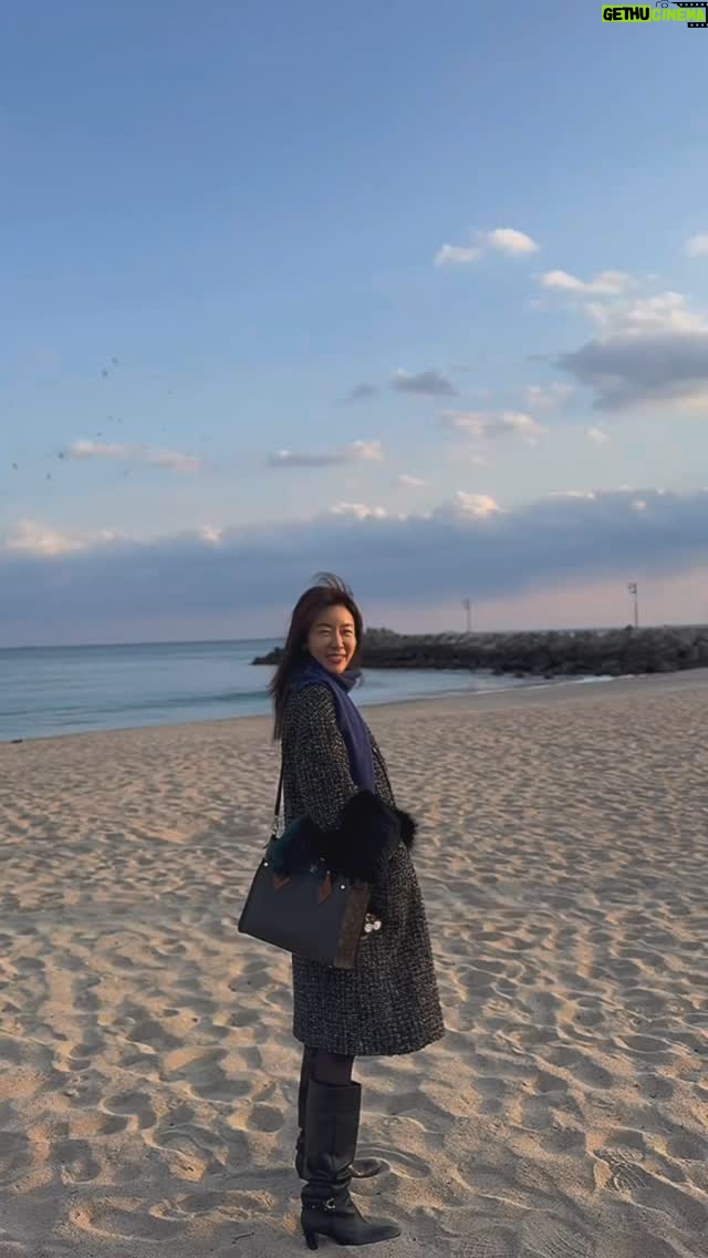 Ahn Sun-Young - 506 Likes - 정답은 “부산” 이었어요!!
정확히는 #임랑 바닷가 #올드머그카페@oldmug_imrang 에서 열리고있는
@shinstargogo #신뽀또 두번째 사진전 응원왔어여🙋🏻♀️🩷
친구응원핑계로 일도 애도 놓고 훌쩍 떠나오니 일케 또 막... 설레고 막 그래여...???
이전릴스 커피쏘기 이벤트 당첨자는 스토리에 태그해두었으니 @lovebazaar_online 로 연락주세요👌
#부산맛집 #부산핫플 촤라락 정리해서 곧 올려드릴께요🩵💙
#부산은둘로나뉜다
#안선영이있는부산 vs #안선영이없는부산
