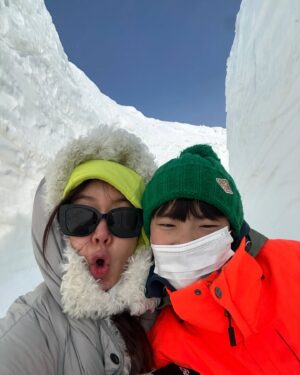 Ahn Sun-Young Instagram - #새해복많이받으세요 

2025년 구정 새해를 세상에서 제일 사랑하는 사람과 맞이할수 있는 것, @baro_seo 
‘조건없이 좋은 사이“의 친구들과 소소한 이야기들을 나누며 밤을 보낼수 있는것, 
@beeee_on @blubin_day 
대회준비나 훈련같은 ”목적의식 없이“ 그저 ”함께 즐겁게“ 깔깔대고 웃으며 추위도 잊은채 슬로프를 타고 스키를 타고 내려오는 즐거움, 
2년만에 타는 스키인데도 몸이 기억하는 놀라움, 
추위에 떨다 먹는 뜨거운 코코아의 기막힌 달콤함.. 

이런 축복이 가득한 연휴였습니다. 
이 마음을 한 해 동안 ”매일 기쁘게“ 찾아내가며 살아야겠다 결심해봅니다. 

여러분, 우리 모두 “ 몸도 맘도 다치지말고 건강히” 올 한해 잘 보내보아요❤️

#happynewyear 🫶🏻