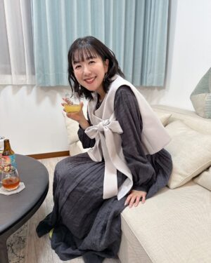Ai Kayano Instagram - 2024年通常回ラストかやのみ！
フルーツとスパイスたっぷりのクラフトビールを頂きました🍻

今年も色んなお酒に出会えて幸せだったなぁ☺️ふふん♪（茅）

ベスト、ワンピース
@haupia.official

イヤリング
@osewaya_official