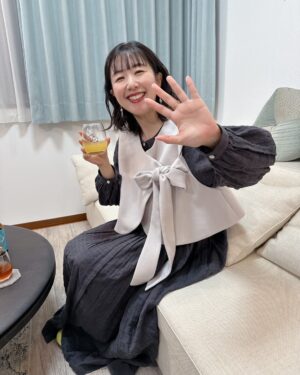 Ai Kayano Instagram - 2024年通常回ラストかやのみ！
フルーツとスパイスたっぷりのクラフトビールを頂きました🍻

今年も色んなお酒に出会えて幸せだったなぁ☺️ふふん♪（茅）

ベスト、ワンピース
@haupia.official

イヤリング
@osewaya_official