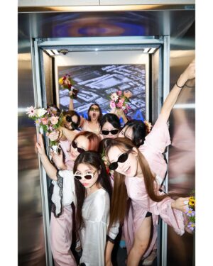 Ailee Instagram - Through thick and thin… 

My Girls 💜 기쁠때나 슬플때나 언제나 내 곁을 지켜준 든든 내 친구들과 가족들 🥹 앞으로 다가올 내 인생 가장 행복한 순간을 함께 할수 있음에 정말 감사하고.. 내 친구 내 가족이여서 정말 고맙고 사랑해💜 

ㆍPhoto. #스튜디오고유 @studio.goyou
ㆍDress. #브라이덜공 #핑크공브라이드 @bridalkong @pinkongbride 
ㆍH/M. #알루 #길뷰티 💇🏻‍♀️ @aluu_yelee 💄@gil_beauty_
ㆍFlower. #지나뜰리에 @jinartelier 
ㆍPlanner. #아이웨딩 @iwedding_official