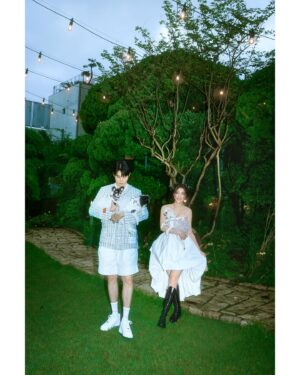 Ailee Instagram - 모두 새 해 복 많이 받으세요~ 🤗

ㆍPhoto.  #꼬모스튜디오 #일드한남 @ccomostudio_official @ile_de_hannam 
ㆍDress.  #브라이덜공 #핑크공브라이드 @bridalkong @pinkongbride 
ㆍSuit. #블랙공 @blackong_official_ 
ㆍ👰🏻‍♀️H/M. #알루 #쥬쥬by길주 #길뷰티 @aluu_yelee @gil_beauty_
ㆍ🤵🏻H/M. #치치라보 @min__k87 
ㆍFlower. #지나뜰리에 @jinartelier 
ㆍPlanner. #아이웨딩 @iwedding_official