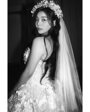 Ailee Instagram - 모두 새 해 복 많이 받으세요~ 🤗

ㆍPhoto.  #꼬모스튜디오 #일드한남 @ccomostudio_official @ile_de_hannam 
ㆍDress.  #브라이덜공 #핑크공브라이드 @bridalkong @pinkongbride 
ㆍSuit. #블랙공 @blackong_official_ 
ㆍ👰🏻‍♀️H/M. #알루 #쥬쥬by길주 #길뷰티 @aluu_yelee @gil_beauty_
ㆍ🤵🏻H/M. #치치라보 @min__k87 
ㆍFlower. #지나뜰리에 @jinartelier 
ㆍPlanner. #아이웨딩 @iwedding_official