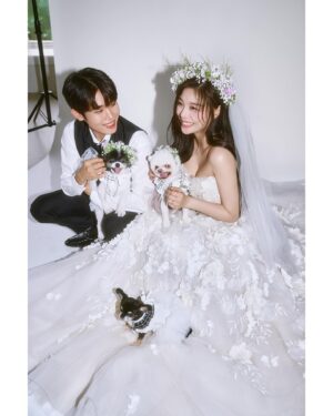 Ailee Instagram - 모두 새 해 복 많이 받으세요~ 🤗

ㆍPhoto.  #꼬모스튜디오 #일드한남 @ccomostudio_official @ile_de_hannam 
ㆍDress.  #브라이덜공 #핑크공브라이드 @bridalkong @pinkongbride 
ㆍSuit. #블랙공 @blackong_official_ 
ㆍ👰🏻‍♀️H/M. #알루 #쥬쥬by길주 #길뷰티 @aluu_yelee @gil_beauty_
ㆍ🤵🏻H/M. #치치라보 @min__k87 
ㆍFlower. #지나뜰리에 @jinartelier 
ㆍPlanner. #아이웨딩 @iwedding_official