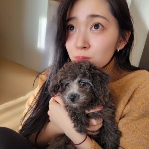 Airi Suzuki Instagram - 実家に...わんこが...きてくれました...😭🫶
ぎゃわいずぎ！！！！！！！！！！！！！🐶

弟が命名"べる"ちゃんです、よろしくね☺︎