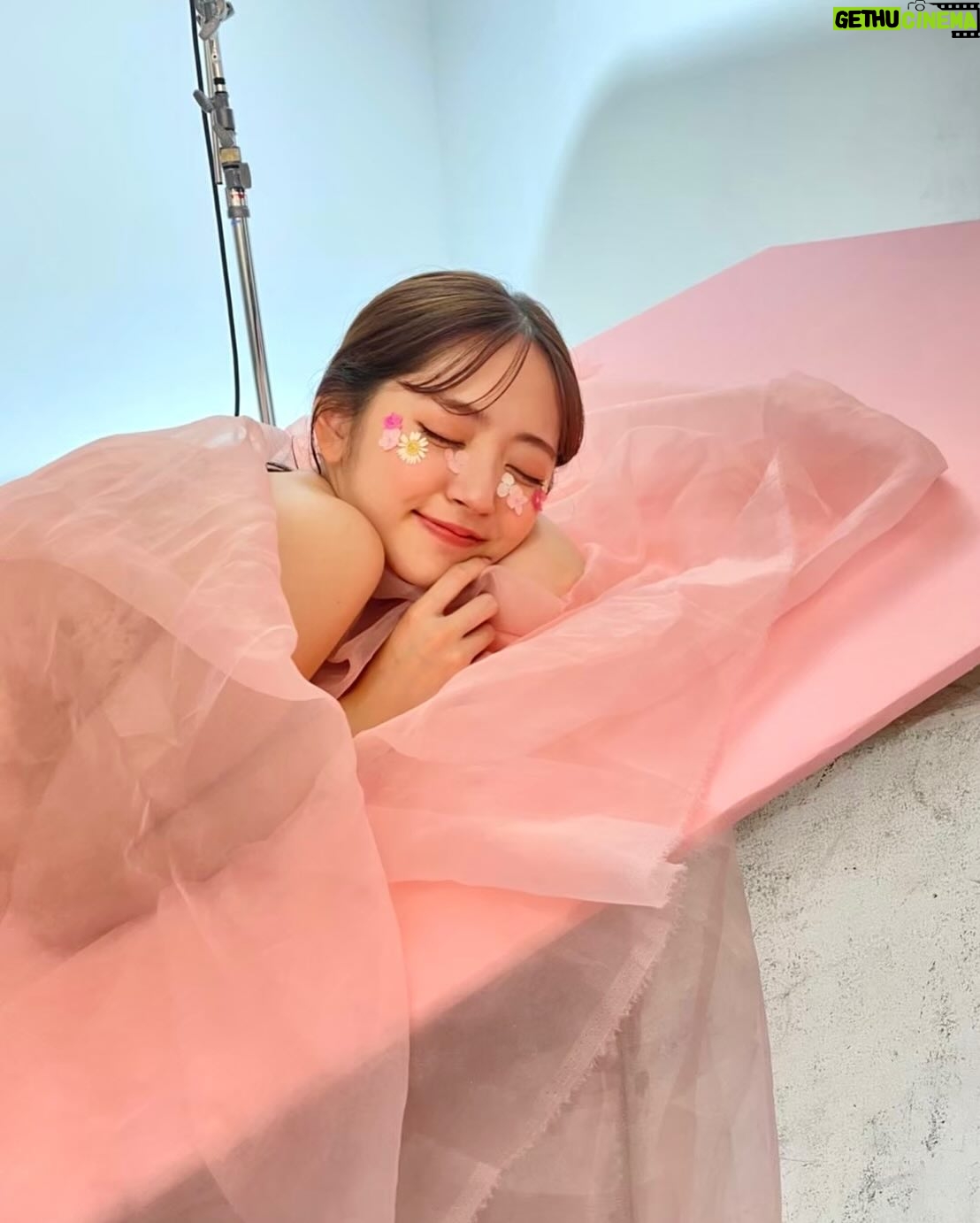 Airi Suzuki - 109.8K Likes - ✴︎
懐かしの @candymagic_official 撮影の時☺︎
茶髪の時だからとっても懐かしい!!!!
オフショットの時はまだカラコンしてないんだけど
顔にお花たくさん貼っていただいて楽しかったな〜🌷
現在配布されている冊子の表紙になっているカットです☺︎