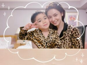 Airi Taira Instagram - 今夜放送♡
よる20時〜TBS「ニンゲン観察モニタリング」にバンビーノが出演します✨

想像とは遥かに違ってしまったんですが、、、🥲

バンビーノの自由気ままな7歳の姿が記念になると思うととっても嬉しいです🥹

ありがとうございました‼︎

ぜひ見てください✨
#バンビーノ#長男#7歳#自由すぎる子#ニンゲン観察モニタリング#ありがとうございました#写真はバンビーノと2人でPAPAのサッカーを見に2人旅した時