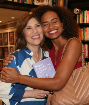 Aisha Jambo Instagram - “O que transforma a gente? Breves reflexões para mudanças profundas” foi o título dado ao novo livro, que traz 30 textos escritos por minha querida @bethgoulartoficial sobre temas como espiritualidade, aprendizados e ciclos da vida. Um convite para pensarmos sobre a nossa própria vida. Beth te admiro!