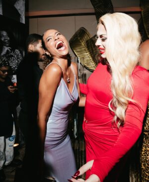 Aisha Jambo Instagram - Zezé Motta é mais que uma artista – é um ícone de resistência e uma das maiores vozes em defesa dos direitos das mulheres negras. Sua trajetória de sucesso nas artes e no ativismo é uma prova da sua força e determinação para quebrar barreiras, enfrentando os preconceitos que marcam a sociedade brasileira. Muito honrada em fazer parte da primeira edição do Troféu Zezé Motta, uma iniciativa da @nbcuniversal, com o objetivo de reconhecer as trajetórias das mulheres negras que, com suas lutas e conquistas, honram o legado de resistência e superação das gerações passadas. Obrigada @marcellocoltro, @enowbrasil, @universalplusbr, foi lindo! 

#premiozezemotta
#trofeuzezemotta