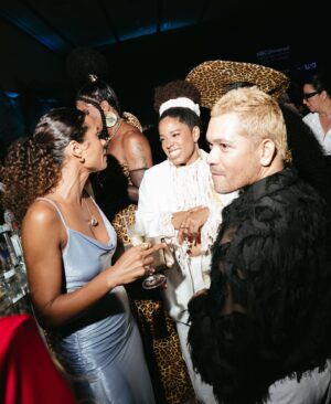 Aisha Jambo Instagram - Zezé Motta é mais que uma artista – é um ícone de resistência e uma das maiores vozes em defesa dos direitos das mulheres negras. Sua trajetória de sucesso nas artes e no ativismo é uma prova da sua força e determinação para quebrar barreiras, enfrentando os preconceitos que marcam a sociedade brasileira. Muito honrada em fazer parte da primeira edição do Troféu Zezé Motta, uma iniciativa da @nbcuniversal, com o objetivo de reconhecer as trajetórias das mulheres negras que, com suas lutas e conquistas, honram o legado de resistência e superação das gerações passadas. Obrigada @marcellocoltro, @enowbrasil, @universalplusbr, foi lindo! 

#premiozezemotta
#trofeuzezemotta