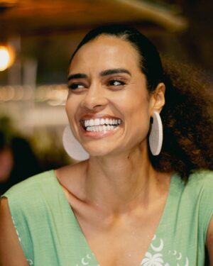 Aisha Jambo Instagram - A curva mais bonito do corpo humano, o sorriso! Vamos sorrir para mais uma semana que se inicia? Que seja repleta de harmonia, amor e esperança. 🤎