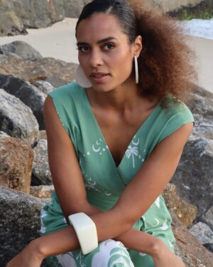 Aisha Jambo Instagram - 💚🦋🐠☀️🌊🐚🪸

Calma para desfrutar cada momento. Boa semana.

#carioca #penaareia 

Foto: @johnnereal
Beleza: @alexxpalmeiraa