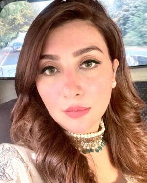 Aisha Uqbah Malik Instagram - ✨

Golden hour! 

#itookaselfie😲

(Wore this choker for the first time on my nikkah almost 5 years ago , mom wore it on hers 45 years ago!!!) 

#aishauqbahmalik #aishakhan