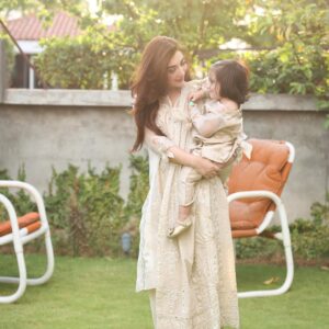 Aisha Uqbah Malik Instagram - I got you.  #bff #mothersday #mahnoorkimama #twinning in @uzma_afsheen @faizas.salon