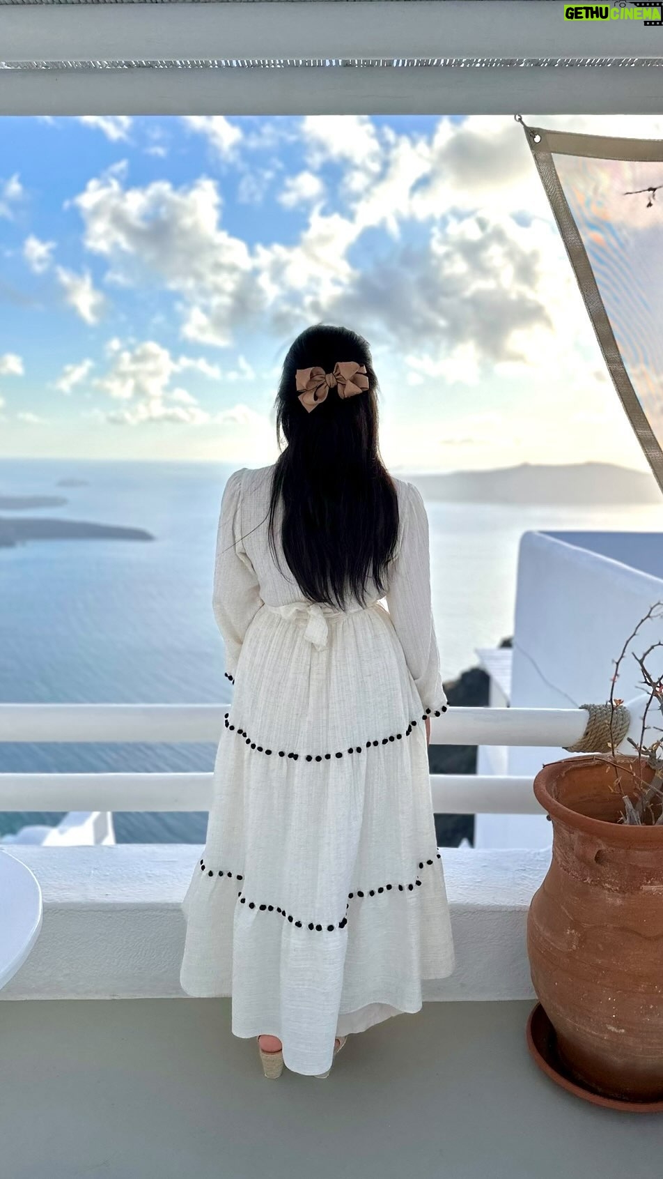 Aisha Zafar Khan - 17.2K Likes - The imposing beauty of the caldera is truly breathtaking
.
.
.
.
.
#santorini #greece #caldera #nature #beauty #instagood #volcanicisland #love
