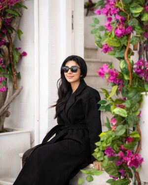 Aisha Zafar Khan Instagram - 🖤