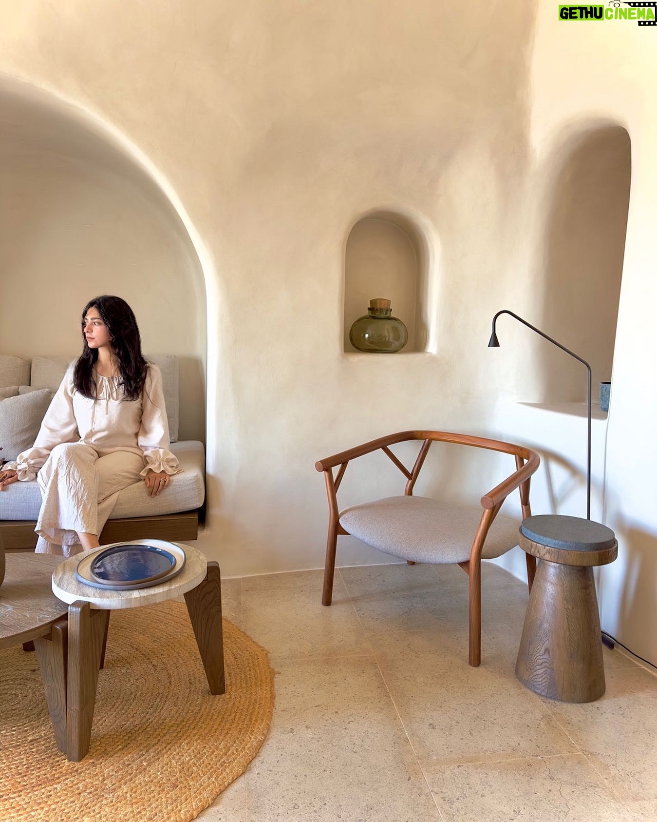 Aisha Zafar Khan - 12K Likes - Curves = calming space
.
.
.
#imerovigli #architecture #beige #asthetic #voravillas #beigeaesthetic #pictureoftheday