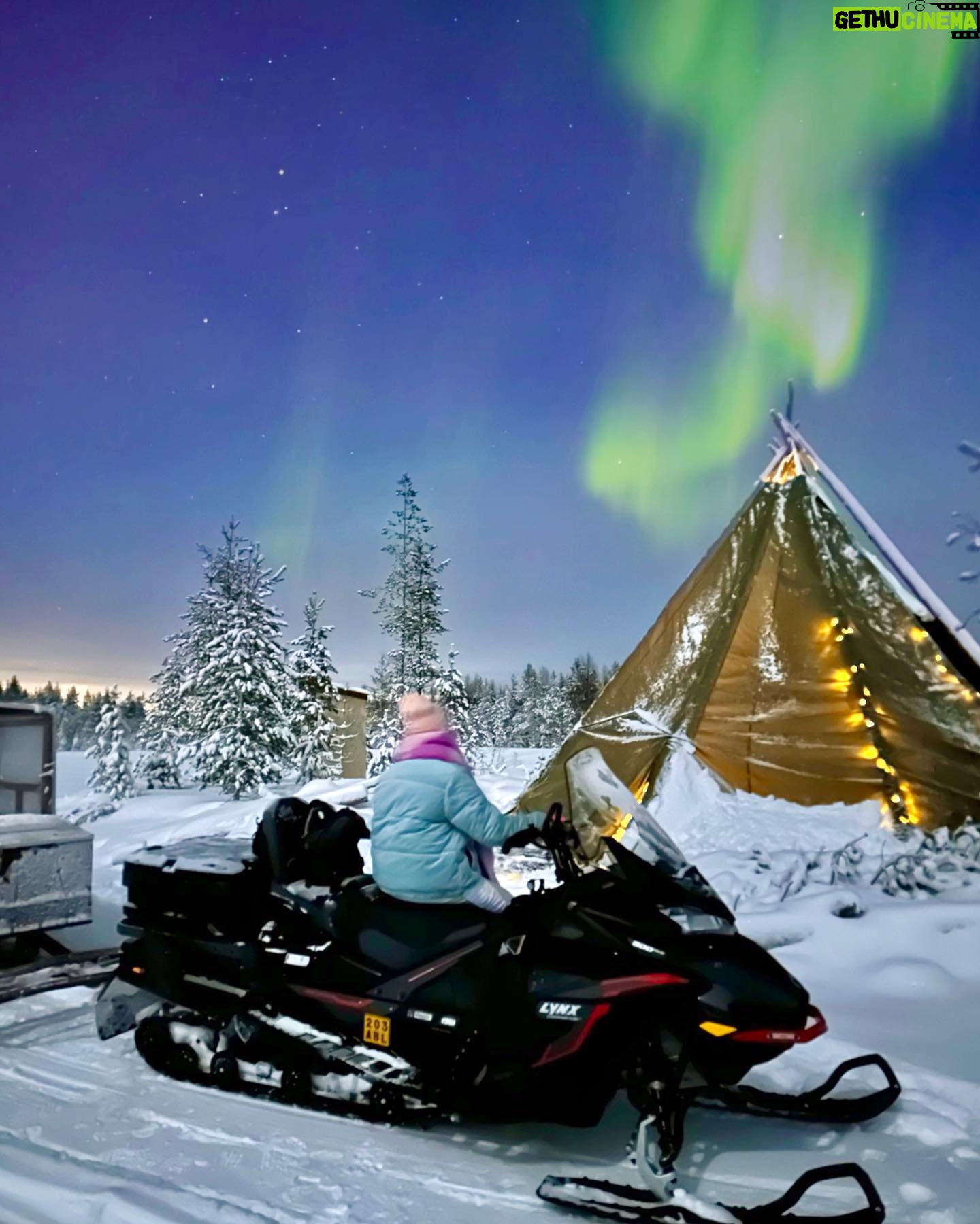 Aisha Zafar Khan - 10.2K Likes - "Chasing the Northern Lights was a dream come true! ✨💚💙
.
.
.
.
#ArcticTreehouseHotel #Lapland #bucketlistexperience
#finland #lapland #beautiful #travel #nature #wintervibes #nothernlights #aurora #arctictreehousehotel #arcticcircle #love #dreamhotel #photography #snow #magical #instagood #photooftheday #happy #travel #lifestyle
#northernlights #auroraborealis #bucketlist