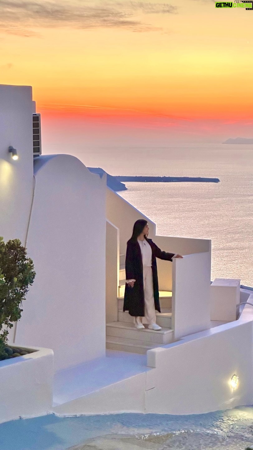 Aisha Zafar Khan - 21.2K Likes - As the sun sets, painting the sky with hues of orange and pink. A moment of pure magic 🌅
.
.
#santorini #sunset #greece #imeroviglisunset