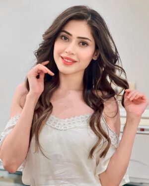 Aishwarya Raj Bhakuni Instagram - Curly hair , don’t care ✨
.
#newyear #2024 #hair #beautiful #hairgoals #picoftheday #mood #glam #selflove #trending #explore