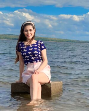 Aishwarya Raj Bhakuni Instagram - *3rd pic* Me to a Random guy : “Bhaiya please wahan samne se ek pic le lo naa” 😛
.

#actor #travel #f #cute #beauty #trending #picoftheday #lifestyle #viral #explore #motivation #photoshoot #instamood #instapic #girl #naturephotography #memes #explorepage #gangrel #raipur