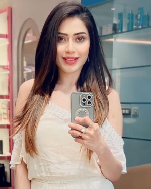 Aishwarya Raj Bhakuni Instagram - Mirror Selfie done right ✨
.

#instagood #love #like #photography #photooftheday #picoftheday #fashion #beautiful #bhfyp #photo #me #followme #smile #happy #style #mirrorselfie
