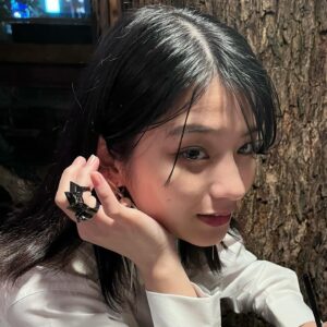 Aju Makita Instagram - ☺︎︎
いつかは挑戦したかったアーマーリング💍
意外とどんな服装にもマッチして
手元がスタイリッシュになるのでお気に入り
#viviennewestwoodjapan 
#viviennewestwood #pr