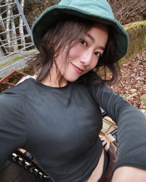 Akane Moriya Instagram - 今回のYouTubeは山梨でゆったりのんびり癒されてきたVlogです🍁
お目当てはヒノキの香りが最高で、木のぬくもりを感じられるサウナ🧖‍♀️🤍
とにかくオススメポイントは沢山なのですが、ここで語るよりもVlog本編を見て欲しい!!笑 ので是非プロフィールのリンクに貼ってあるYouTubeチャンネルからご覧頂けますと嬉しいです🫶

⁡Special Thanks♡ @shelter_tsuru 

Hey everyone! I just uploaded a new Vlog where I relaxed and enjoyed the beautiful nature in Yamanashi 🍁. The highlight? A sauna with the amazing scent of hinoki wood! 🧖‍♀️🤍 There are so many reasons to love this place, but honestly, I want you to check out the Vlog for all the details! 😂 So please head over to my YouTube channel through the link in my profile. I’d be super happy if you did! 🫶

大家好！我刚上传了一个新的Vlog，记录了我在山梨放松和享受美丽自然的时光🍁。最棒的是什么呢？是一个有着檜木香气的桑拿！🧖‍♀️🤍 这里有很多值得推荐的地方，但我真的希望你们去看Vlog了解更多细节！😂 所以请通过我个人资料中的链接访问我的YouTube频道。如果你们能去看我会非常开心！🫶
⁡
#vlog
#サウナ
#山梨
#ヴィラ
#星空
#手料理