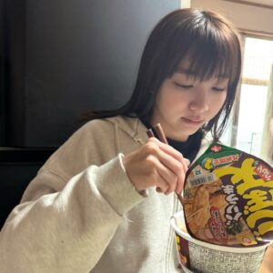 Akane Sakanoue Instagram - .
父方の実家に帰ったら
いつも食べとるよ〜！って祖母がごぼ天うどんくれた🥰

九州帰ったら、バリうま食べ〜るけん♬
#東洋水産
#マルちゃん
#ごぼ天うどん
めちゃくちゃ寝起き😂