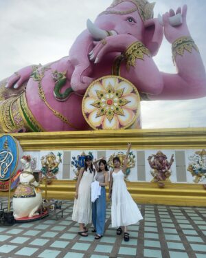 Akane Takiyama Instagram - 去年のお話になりますが、タイに旅行へ行ってました🇹🇭

大はしゃぎして本当に楽しかった〜
楽しいことが同じお友達がいるって幸せ。

私が仕事バタバタで予約周り何もできなかったので2人のおかげで楽しめました。ゆい、しおんありがとう❤️‍🔥

(露出がダメで赤い布を貸していただいた1枚目。
赤が映えてお気に入り。笑)