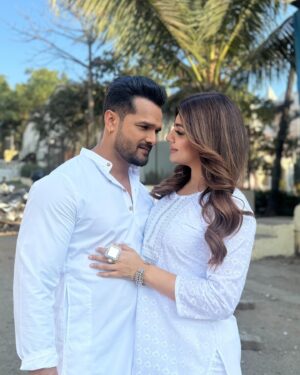 Akanksha Puri Instagram - Your Favourite Jodi is back 🤩❤️
.
.
#comingsoon #newshoot #AK #khesharilalyadav #akankshapuri #❤️ 
@khesari_yadav