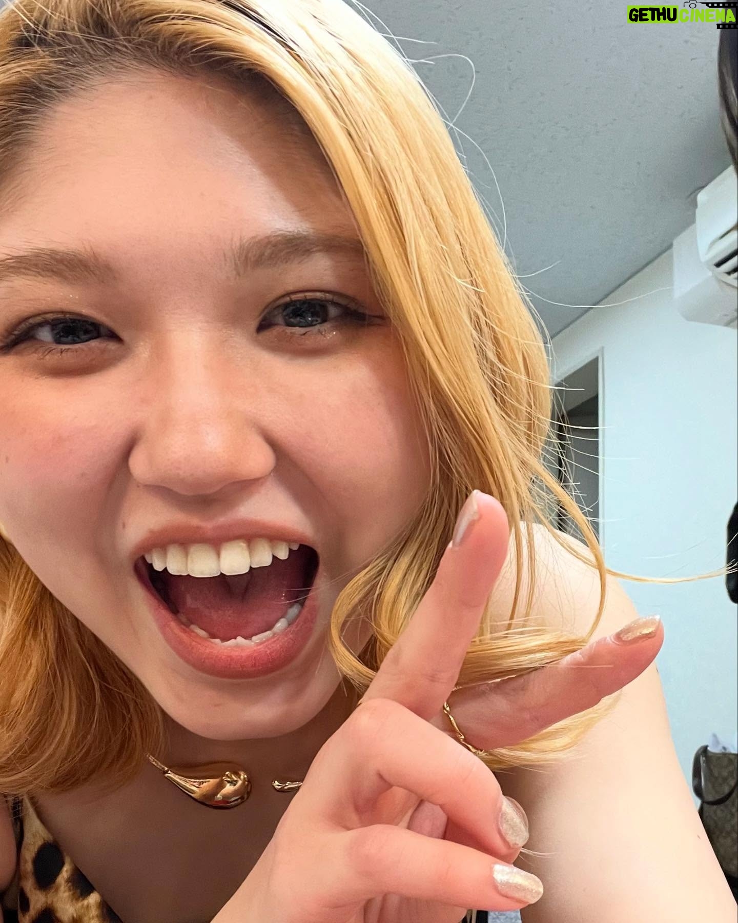 Akari Takeuchi - 6.1K Likes - 久しぶりのベージュメイク💄
この日のメイクがとっても好きでテンション上がりまくりでした🥳
マネさんとメイクさんと喋って笑って楽しい楽屋でした😂👏👏