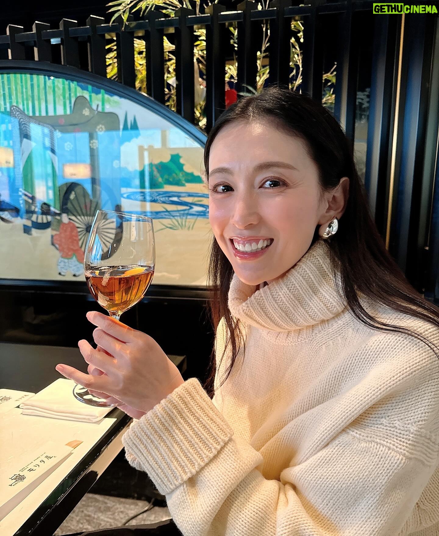 Akiko Hinagata - 5.9K Likes - ワインのようにカッコつけて持っているのは
とても香りの良い烏龍茶
#烏龍茶は奥が深い